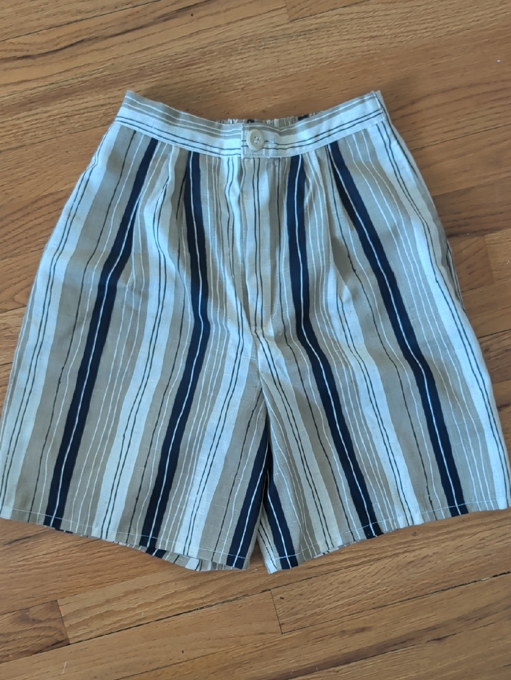 Linen Striped Casual Shorts in Beige and Navy